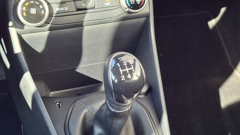 Rabljeno vozilo Ford Fiesta 1.1i, Benzin