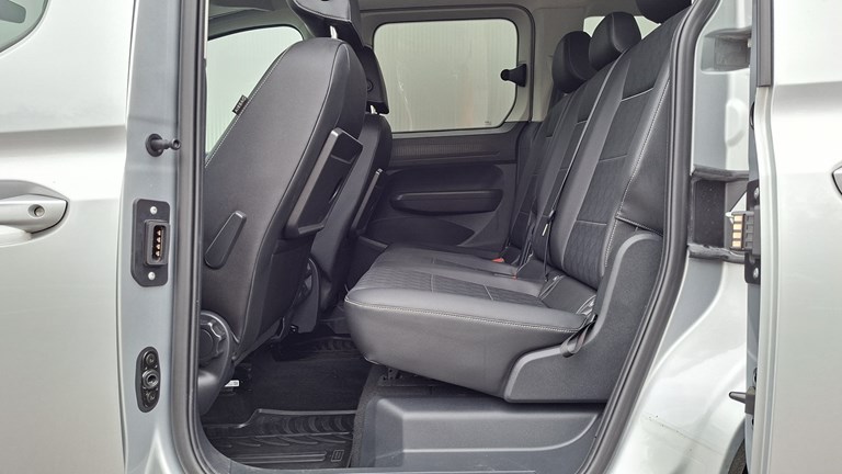 Ford Tourneo Connect 2.0 Ecoblue V761 Titanium (7 sjedala)