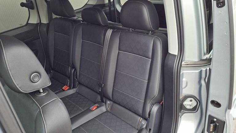 Ford Tourneo Connect 2.0 Ecoblue V761 Titanium (7 sjedala)