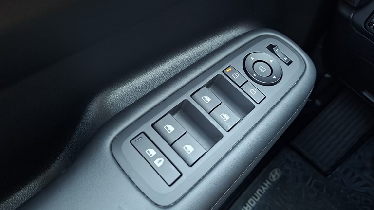 Rabljeno vozilo Hyundai Santa Fe 1.6 T-GDI HEV Automatic 4x4 215 (7 sjedala), Benzin