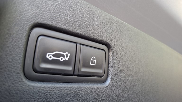Rabljeno vozilo Hyundai Santa Fe 1.6 T-GDI HEV Automatic 4x4 215 (7 sjedala), Benzin