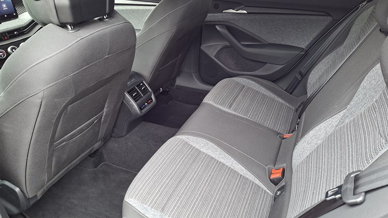 Rabljeno vozilo Škoda Superb Combi 2.0 TDI DSG, Diesel